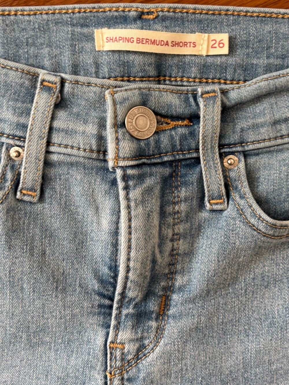 Levi's Women's Size 26 Shaping Bermuda Denim Jean Shorts Blue - Picture 3 of 4